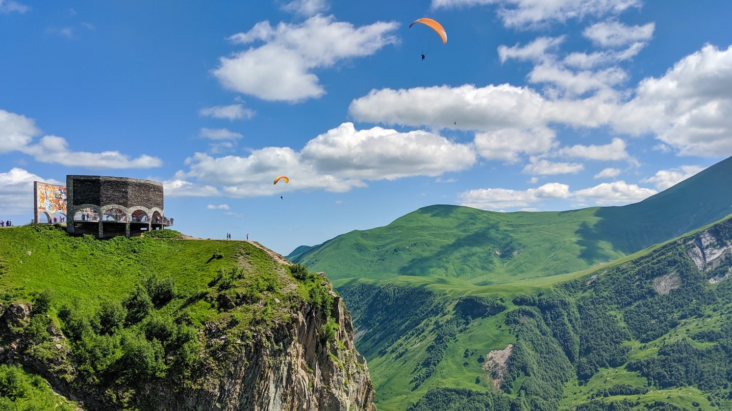 Paragliders-near-the-Gudauri-viewing-point-and-russia-georgia-friendship-monument