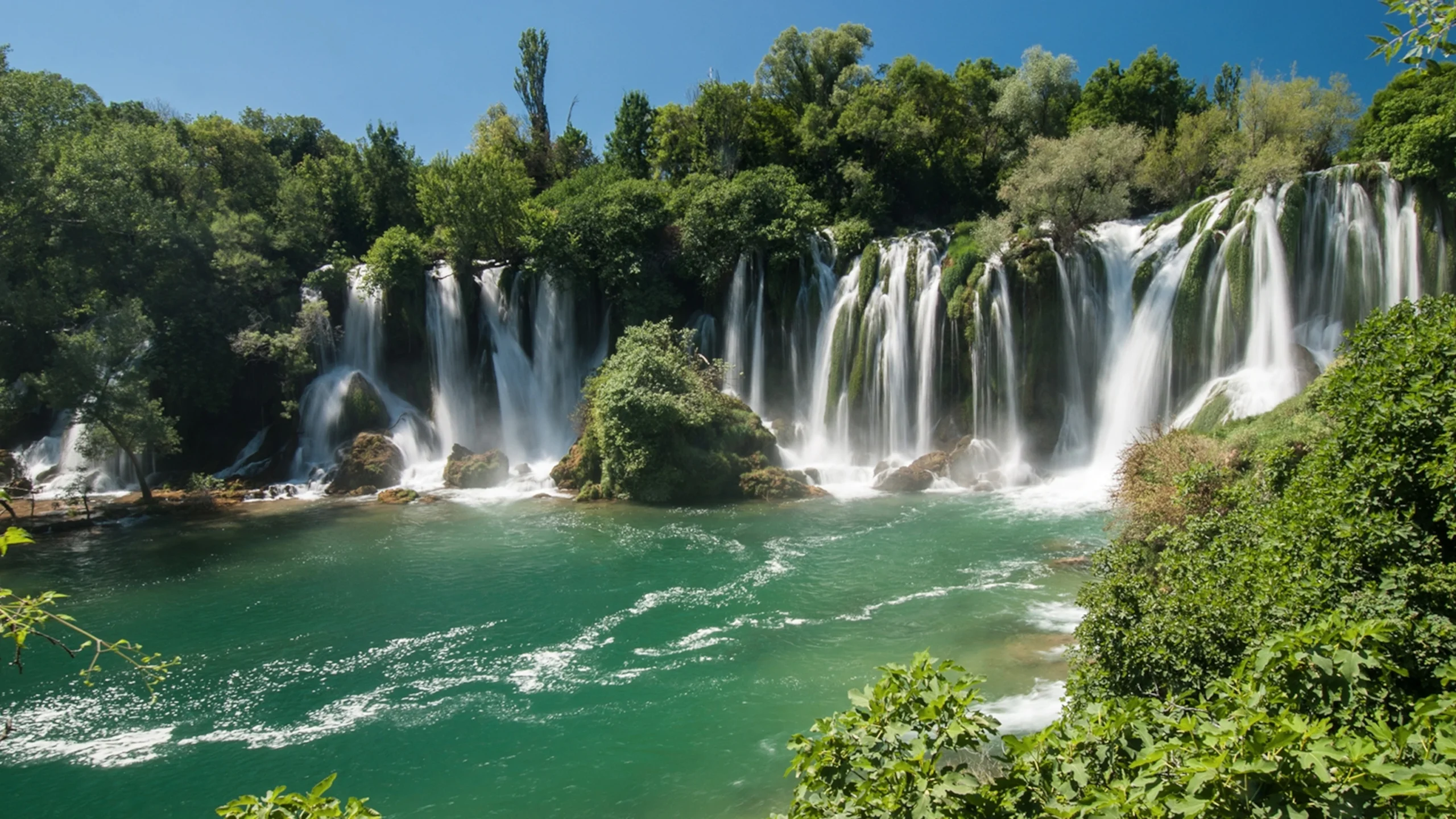 bosnia-and-herzegovina-kravica-waterfalls